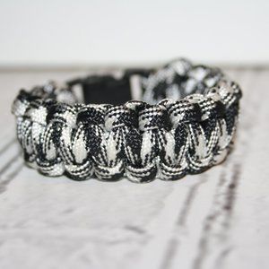 Black and white Paracord bracelet 6.75"